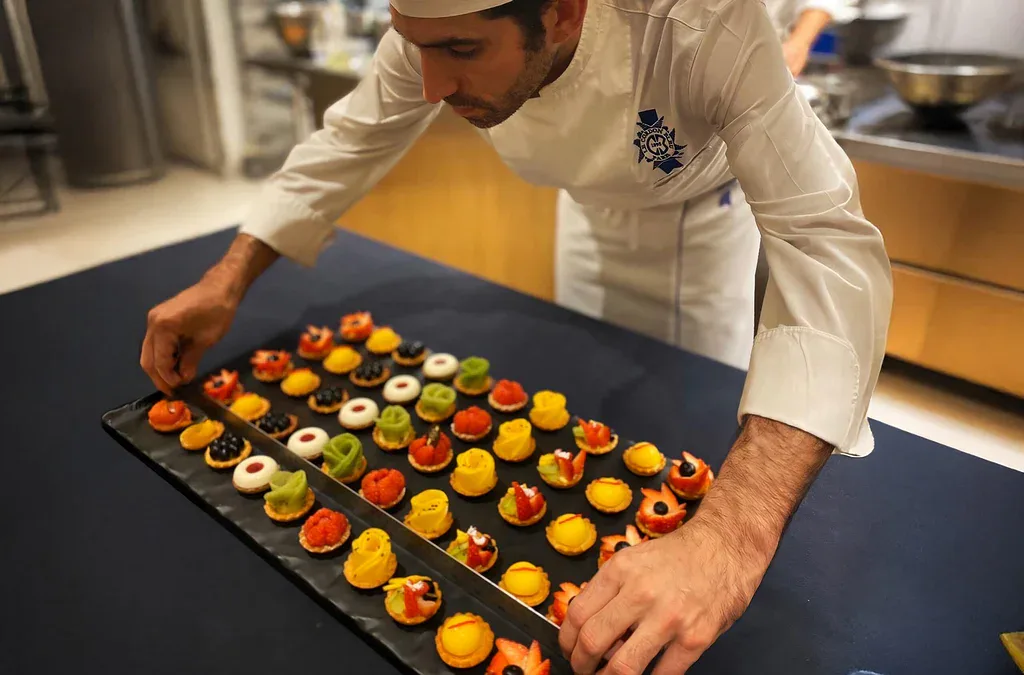 Thomas Albert dressant des desserts responsables avec approche gourmande et équilibrée