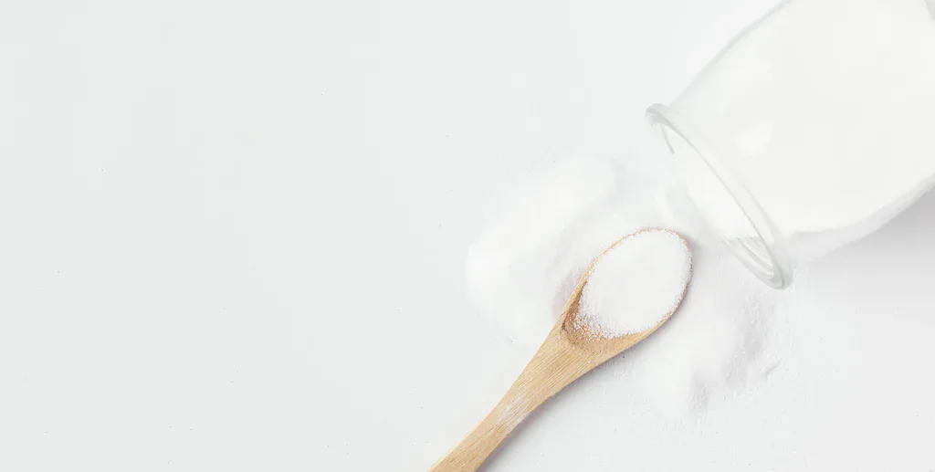 poudre blanche illustrant les glucides et la différence entre sucres et fibres en nutrition
