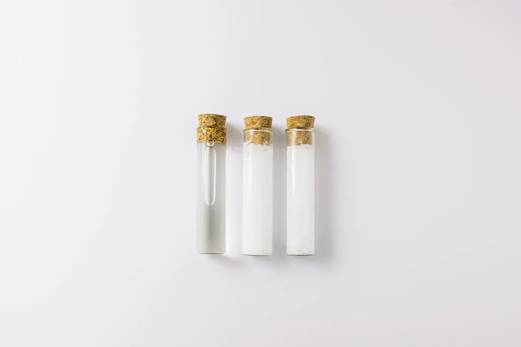 fibres en poudre en tubes illustrant le choix et le dosage des fibres en formulation pâtissière
