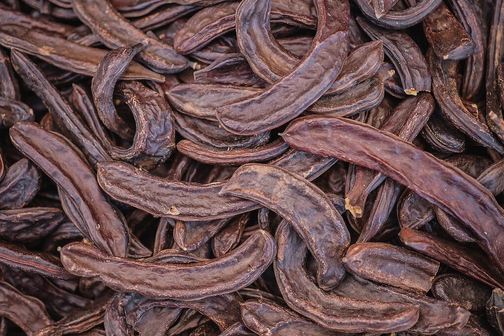 gousses de caroube utilisées comme alternative durable au cacao en pâtisserie
