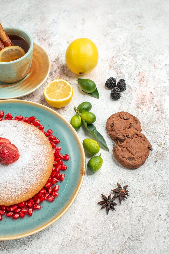 dessert de pâtisserie saine avec fruits frais, agrumes et ingrédients alternatifs riches en fibres et pauvres en sucre
