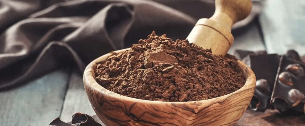 poudre de caroube utilisée en pâtisserie comme alternative au cacao dans des préparations sucrées