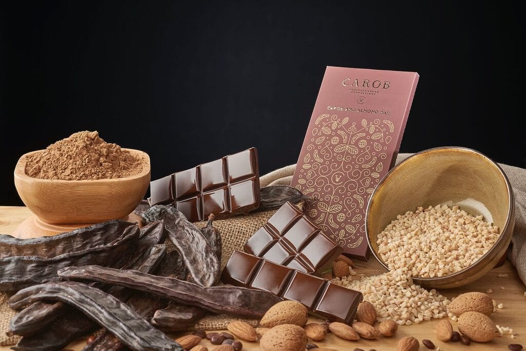 produits à base de caroube illustrant une alternative durable au cacao en pâtisserie moderne