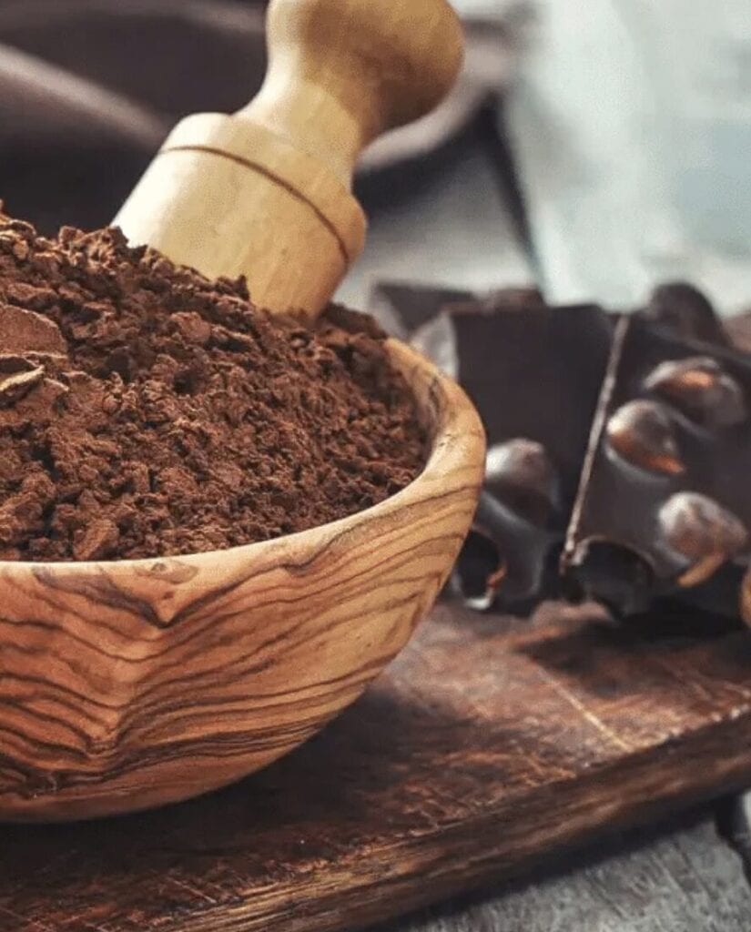 poudre de caroube utilisée en pâtisserie comme alternative au cacao dans des préparations sucrées