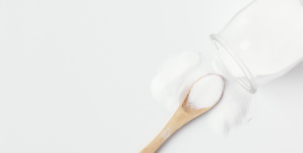 poudre blanche illustrant les glucides et la différence entre sucres et fibres en nutrition