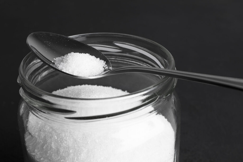 sucre en pâtisserie illustrant son rôle dans la texture et sa réduction grâce aux fibres