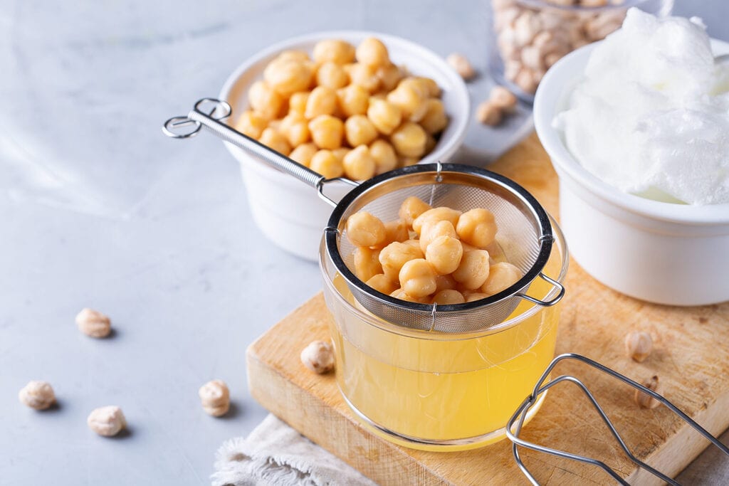 aquafaba (jus de pois chiches) filtré utilisé comme substitut du blanc d’œuf en pâtisserie végétale