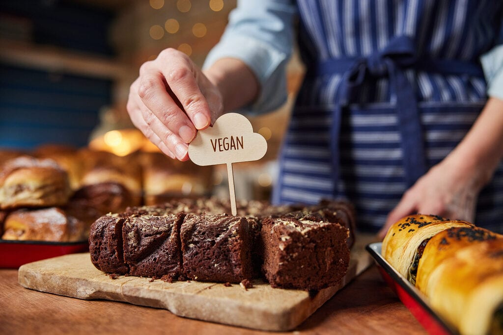 brownie vegan en vitrine de coffee shop illustrant une offre alternative intégrée et valorisée