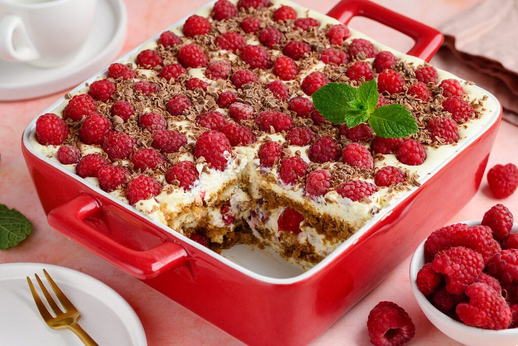 tiramisu aux fruits rouges illustrant un dessert estival accessible sans café apprécié par tous en pâtisserie
