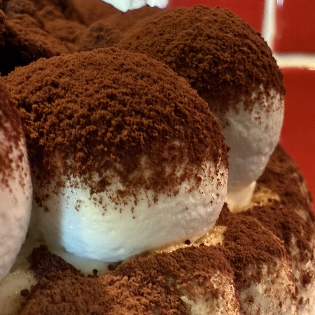 tiramisu professionnel illustrant un dessert rentable en restauration grâce à une maîtrise technique et des process optimisés