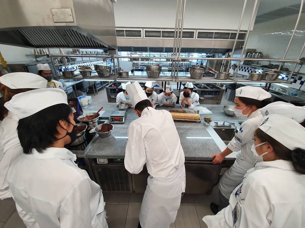 formation en pâtisserie professionnelle avec Thomas Albert en cuisine illustrant l’apprentissage des formulations alternatives