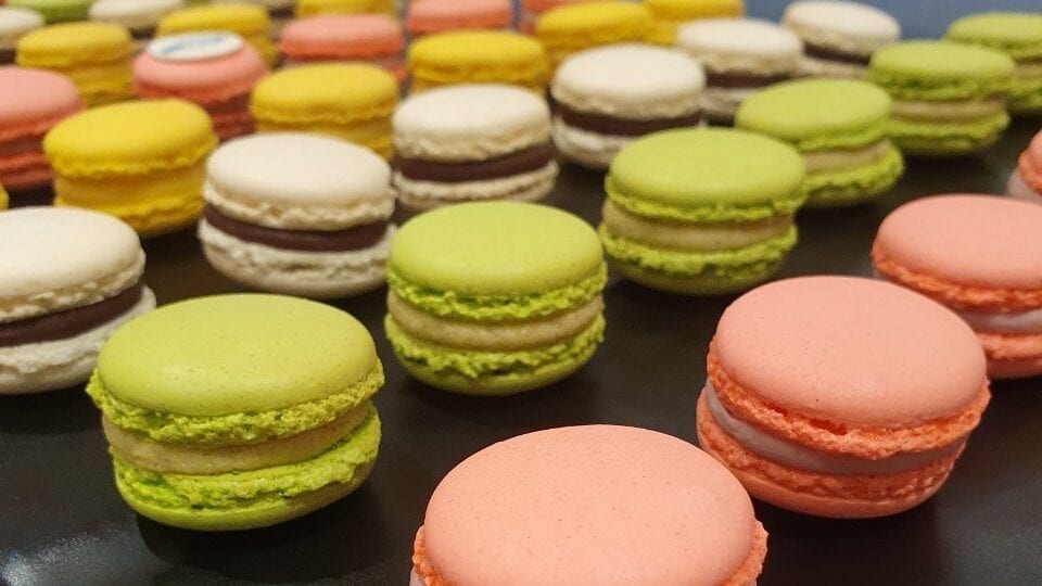 macarons en production illustrant une gamme optimisée pour réduire le gaspillage et améliorer la rentabilité en pâtisserie