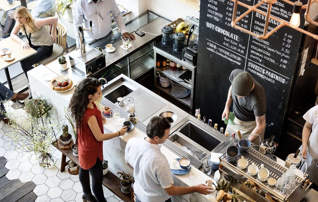 coffee shop en France illustrant un marché saturé avec une offre pâtissière standardisée et peu différenciante