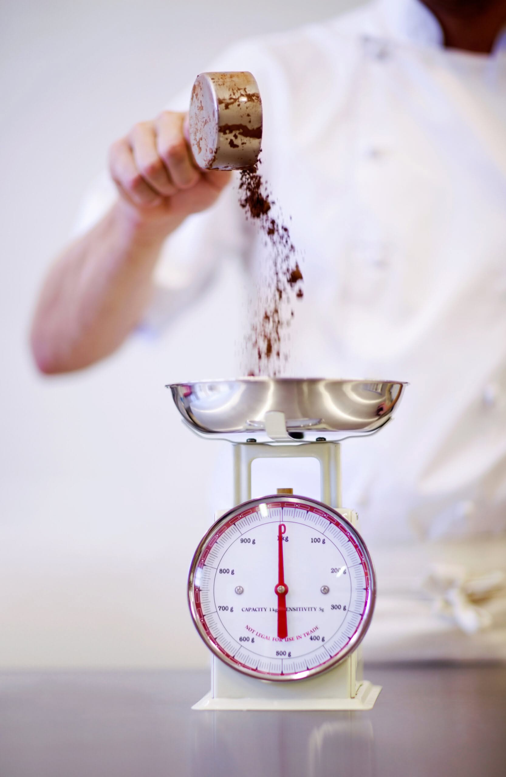 Precise weighing of ingredients for a low-GI pastry formulation